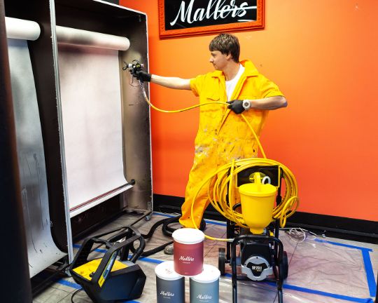 тестирование красок с краскопультом Вагнер на фоне оранжевой стены